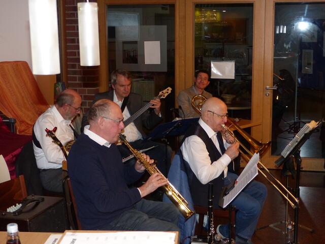 Götz von Waldeyer-Hartz und das Teachers-Holiday-Swing-Quartett ergänzten sich in idealer Weise bei "Jazz trifft Lyrik" zu einem kulturellen Volltreffer für das Mehrgenerationenhaus.
 | Foto: privat