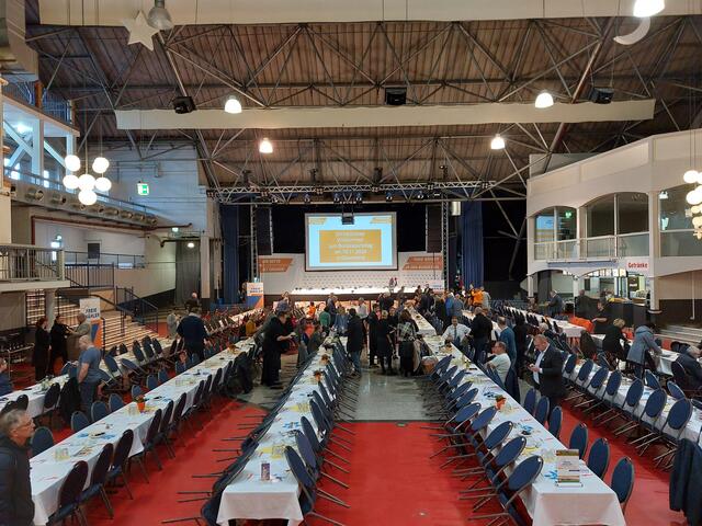 Der Saal füllt sich | Foto: Harald Kubitzki
