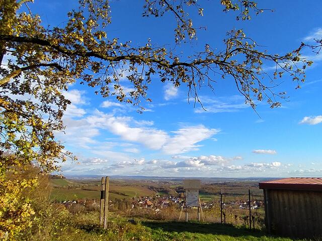 Ausblick über's Zabergäu vom Picknickplatz oberhalb von Haberschlacht. 
(Bild von der Vorwanderung ein paar Tage vorher).  | Foto: sigischlottke