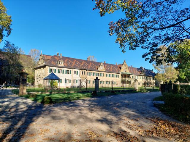 Das schöne Schloss Lautenbach mit seiner herrlichen Umgebung mit großen alten Bäumen und Grünflächen ist ein phantastischer Ort zum Heiraten. | Foto: Foto privat