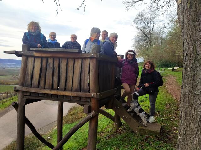 Der Platz ist wunderbar für's erste Gruppenfoto. Und natürlich gibt's von dort herrliche Ausblicke über's Land.  | Foto: sigischlottke