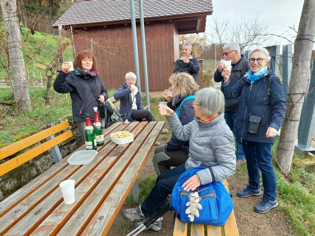 Ein Schlückchen Sekt 🥂 ist ein wunderbarer Willkommenstrank. Prost - auf einen schönen Wandertag.  | Foto: Ute Schmalz