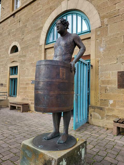 Der berühmte "Mann im Fass" des Künstlers Hermann Koziol vor dem Rathaus.  | Foto: Petra Schüssler
