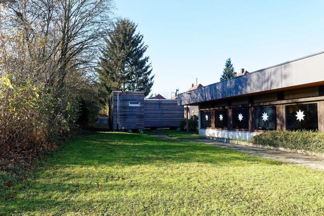 Hinter dem Gemeindehaus hat die Gemeinde Platz für zwei Tiny-Häuser für Obdachlose bereit gestellt. | Foto: WKY