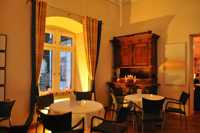 Die Räume des Cafés sind in warmes Licht getaucht und strahlen Ruhe aus. | Foto: Daniela Somers