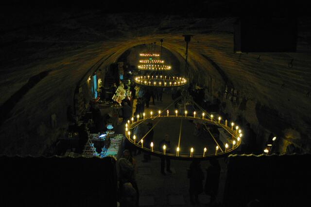 Im Gewölbekeller mit den großen Kronleuchter gibt es auch Stände zu bewundern. | Foto: Daniela Somers