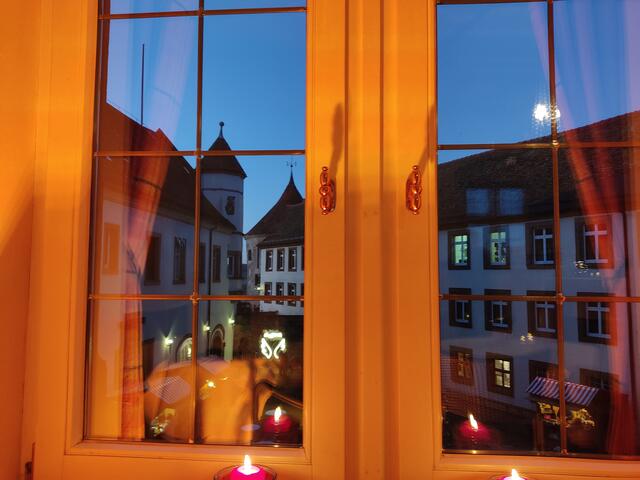 Blick nach draußen. So langsam zieht die Nacht heran. | Foto: Daniela Somers