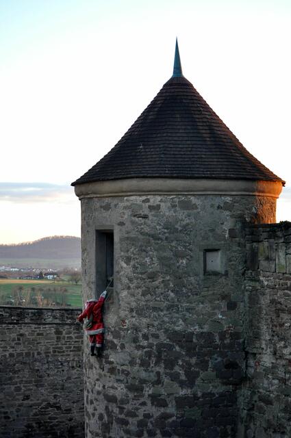 Uii, da hängt der Weihnachtsmann. Ich habe den Weg über den normalen Eingang gewählt.  | Foto: Daniela Somers