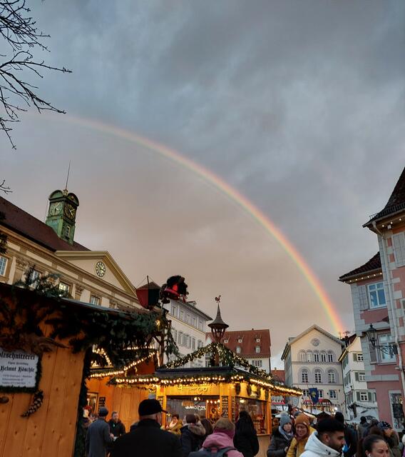 Und dann spannte sich der farbenleuchtende Regenbogen über den Weihnachtsmarkt. | Foto: Foto privat