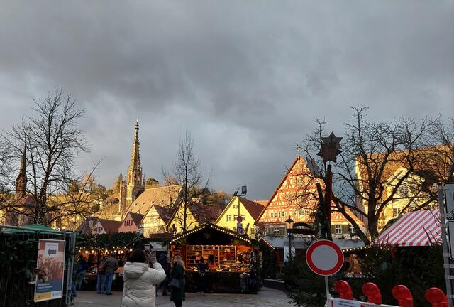 Das tiefstehende Abendlicht verzaubert den Marktplatz | Foto: Foto privat