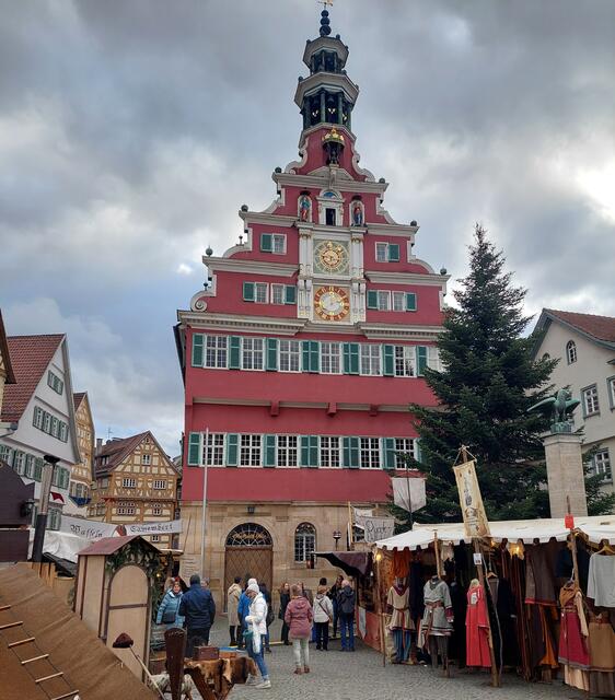 Am Alten Rathaus am Rathausplatz findet man den zauberhaften mittelalterlichen Markt. | Foto: Foto privat