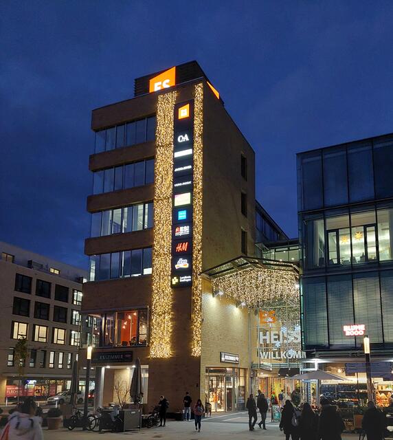 Schon gegenüber vom Bahnhof funkeln die Lichterketten und weisen den Weg zur Fußgängerzone. | Foto: Foto privat