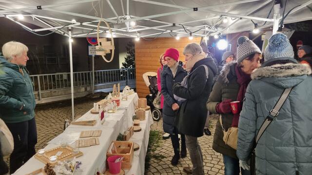 Der Naturkindergarten Hoffnungsland bot beim adventsmarkt Brackenheim schöne weihnachtliche Geschenke aus Ton und Holz an. | Foto: Jochen Baral