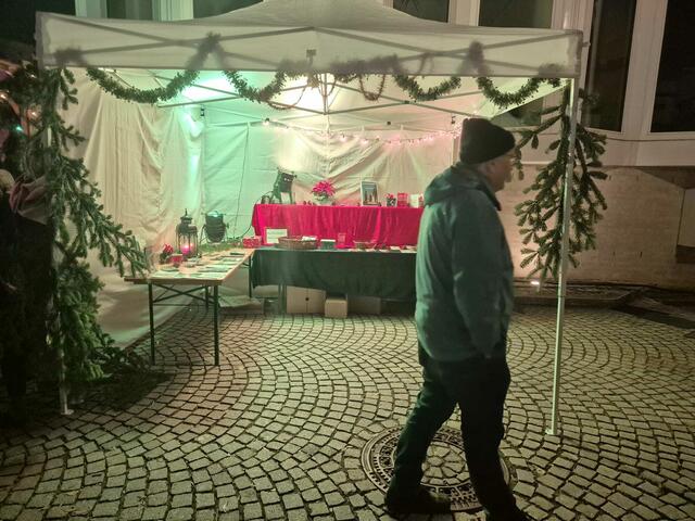 Ein unscheinbarer Stand mit kleinen Überraschungen für Klein und Groß gab es auf dem Kirchplatz beim Adventsmarkt Brackenheim. | Foto: Julia Felthaus