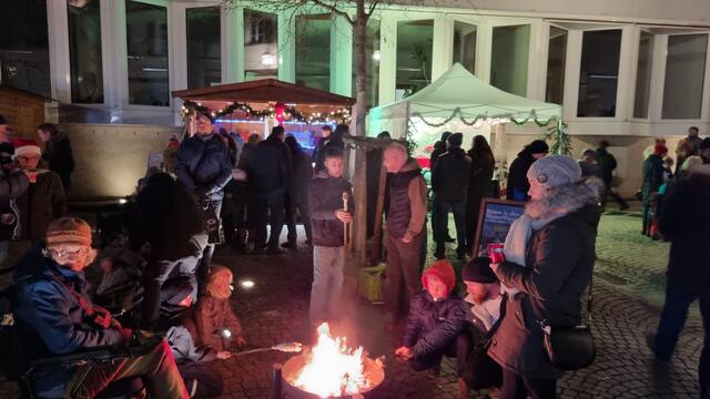 Viele freuten sich über das Feuer beim Api-Stand auf dem Kirchplatz und die Möglichkeit, sich zu wärmen und Stockbrot zu grillen. | Foto: Jochen Baral