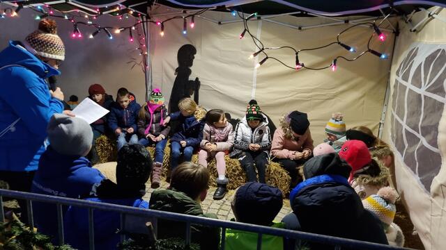 Beim Adventsmarkt in Brackenheim durfte die Lebendige Krippe der Apis mit Schafen vom Wildparadies Tripsdrill und der Weihnachtsgeschichte nicht fehlen. | Foto: Jochen Baral