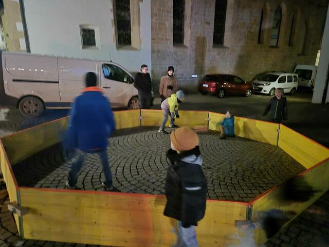Beim Adventsmarkt Brackenheim freuten sich die Kinder über das tolle Gagaball-Spiel auf dem Kirchplatz bei den Apis, genau richtig zum Austoben. | Foto: Julia Felthaus
