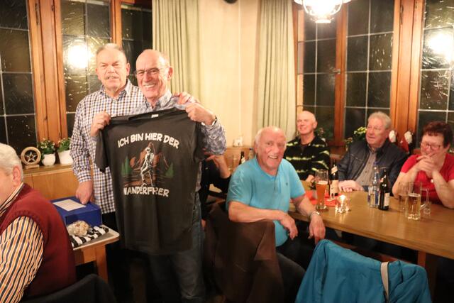 Eugen Belz überreicht Geschenke an Wanderführer Gerhard Wolf | Foto: Marga Specht