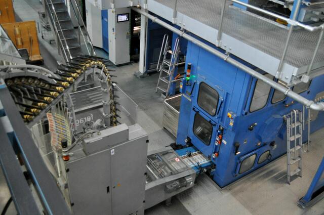 Fertig ist die Zeitung und wird nun über die Förderbänder weiter transportiert. | Foto: Daniela Somers