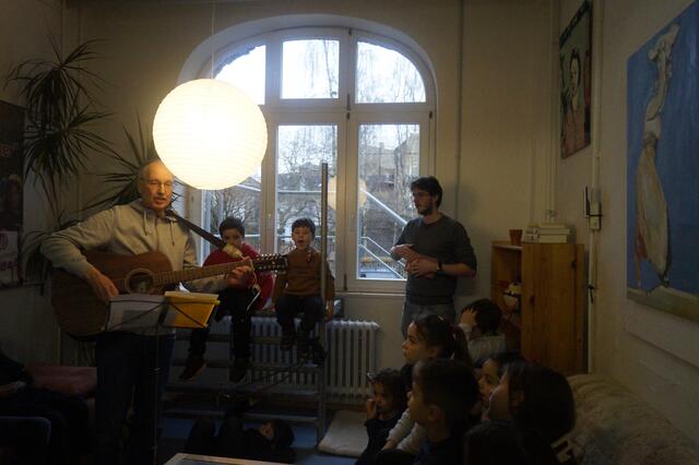 Bei einem kurzen Musik-Workshop wurde ein Lied einstudiert | Foto: MLPD