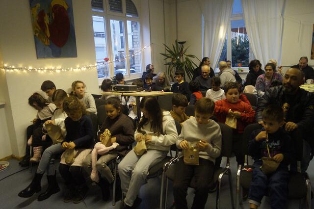 Erst nachdem alle Kinder ihre Geschenke erhalten hatten, wurden sie geöffnet.  | Foto: MLPD