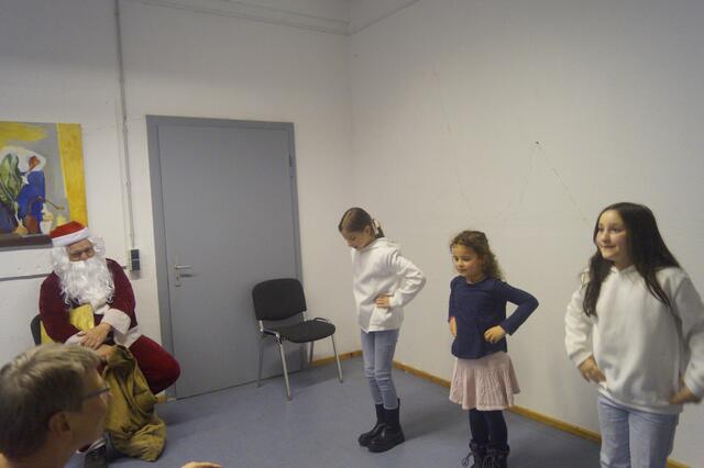 Der Nikolaus freute sich über die Darbietungen der Kinder. | Foto: MLPD