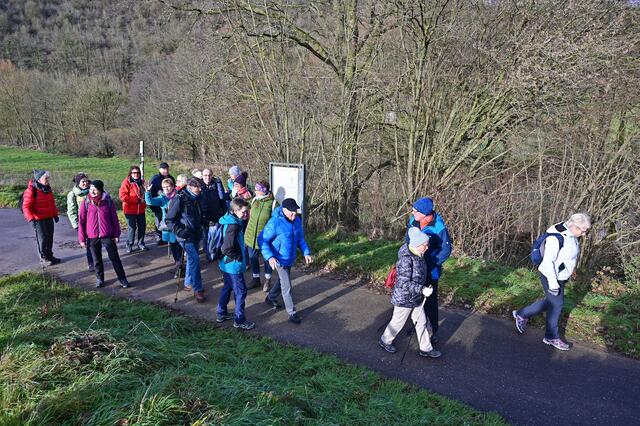 Eine Gruppe nimmt den kurzen Weg an der Jagst entlang. | Foto: Michael Harmsen