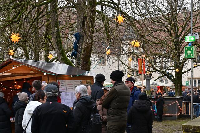 Die längsten Schlangen bilden sich an den Würstchenbuden. | Foto: Michael Harmsen