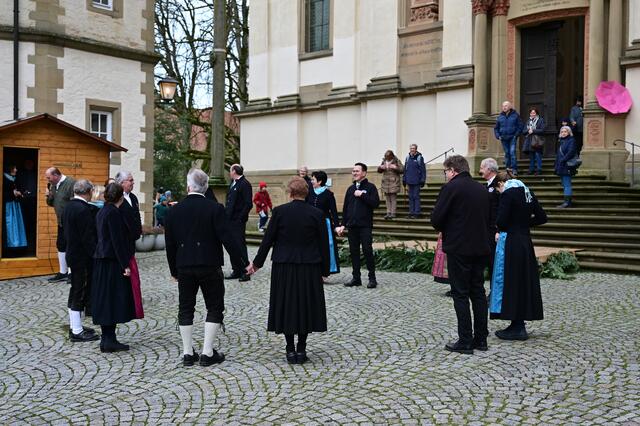 Eine Volkstanzgruppe vor der Kirche. | Foto: Michael Harmsen