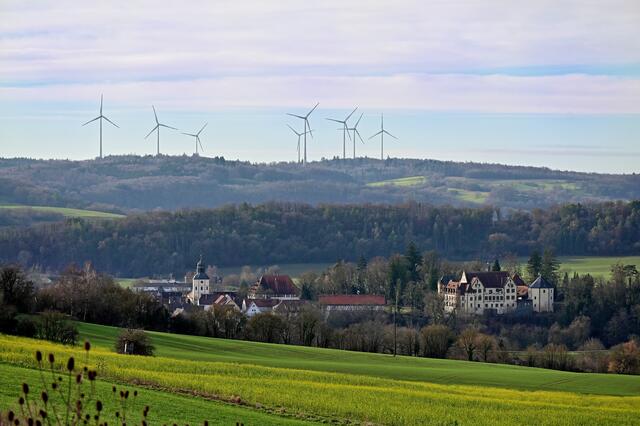 Ein schöner Blick auf das Kloster Schöntal. Leider mit den Windrädern über dem Jagsttal. Das ist der Preis der Energiewende. | Foto: Michael Harmsen