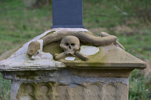 Schlange und Totenkopf am Fuß des Kruzfix.  | Foto: Michael Harmsen