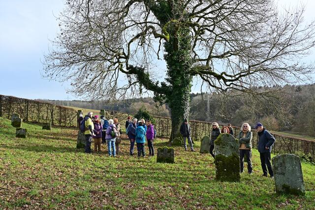Die Gruppe hat den jüdischen Friedhof von Berlichingen erreicht. | Foto: Michael Harmsen