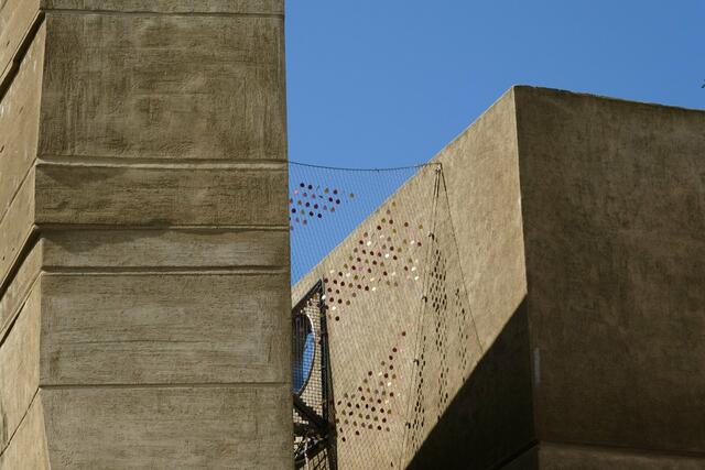 Diese steinerne Fassade in Heilbronn wird durch das Netz mit peppiger Dekoration aufgewertet und wirkt dadurch wie Kunst. | Foto: Elektra Domesle