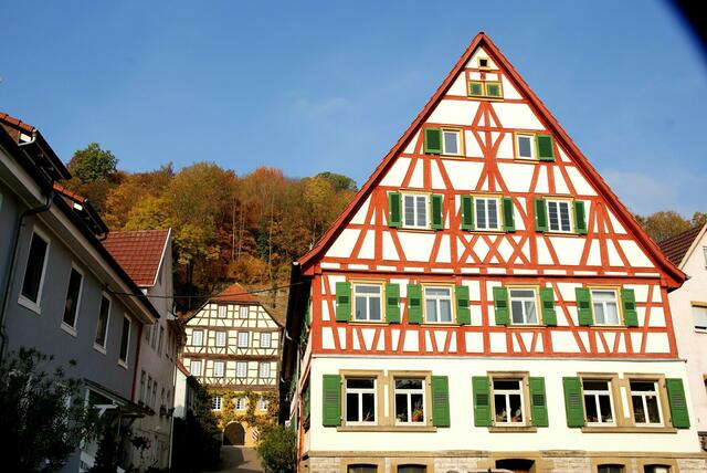Auch in Widdern zeigen diese Fachwerkhäuser ihre farbenfrohe Fassade. | Foto: Werner Möhler