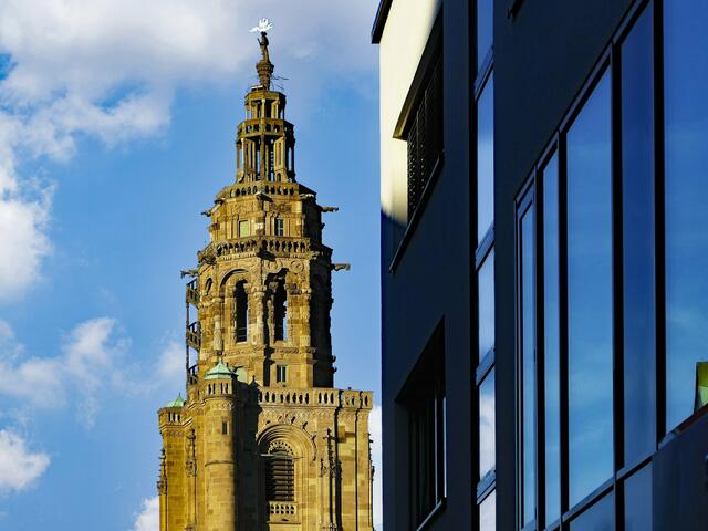 Alt vs. neu: Dieses Foto vom Kiliansturm in Heilbronn und einer Glasfassade stellt verschiedene Interpretationen von Fassadenkunst gegenüber. | Foto: Karl-Hein Wachtler