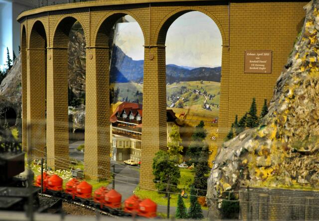 Das Viadukt wurde von den Mitgliedern selbst gefertigt. | Foto: Daniela Somers