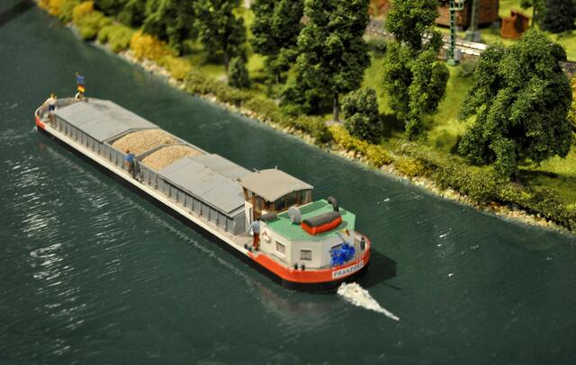 Natürlich fährt auch ein Binnenschiff auf dem Fluss. | Foto: Daniela Somers