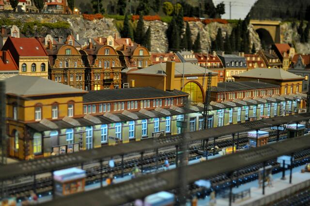 Bahnhof. Hier fahren die Züge ganz langsam und halten dann an. | Foto: Daniela Somers