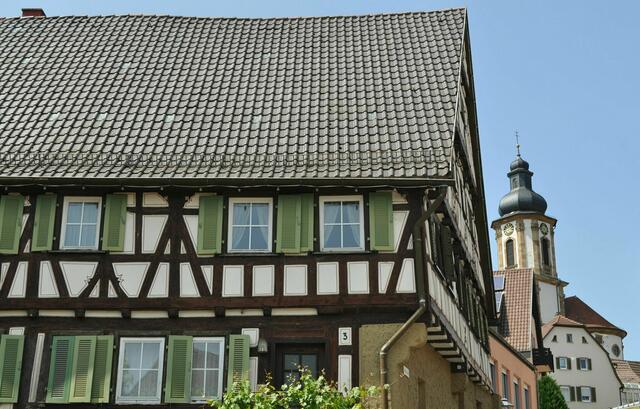 Insbesondere Fachwerkhäuser zeigen uns ihre Fassadenpracht. Die vielen Balken &amp; Streben machen jedes dieser Häuser zu einem Unikat, wie auch dieses in Erlenbach. | Foto: Daniela Somers