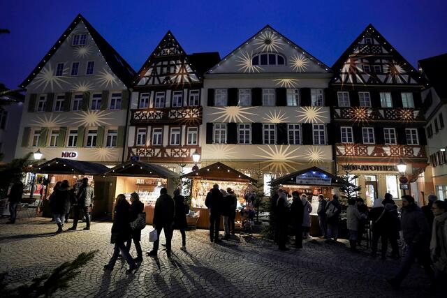 Buden vor Fachwerkkulisse am Öhringer Marktplatz | Foto: Ulrich Seidel