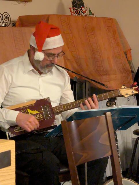 Rhythmusgitarre einmal anders – Ernst Knorpp auf einer musikalischen „Zigarrenkiste“ in Banjostimmung.
 | Foto: privat