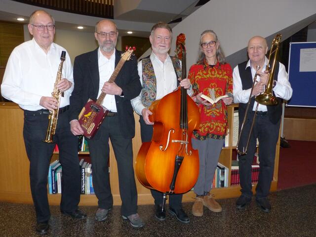 Die Akteure der vierten Jazz &amp; Lyrik Veranstaltung im Mehrgenerationenhaus vor dem Weihnachtskonzert (v.l.n.r. Werner Philipp, Ernst Knorpp, Anton Jillich, Katja Bönninghoff, Fritz Resech). | Foto: privat