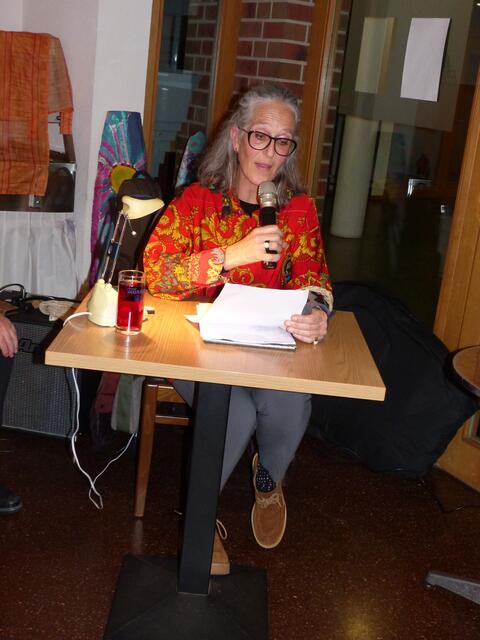 Katja Bönninghoff rezitierte ausdrucksvoll weihnachtlichen Texte und Songtexte auch in der Originalsprache.  | Foto: privat