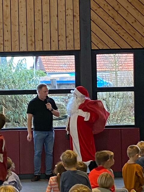 Unser Moderator Michael Haußmann begrüßt den Nikolaus. | Foto: TSV Zweiflingen e.V.