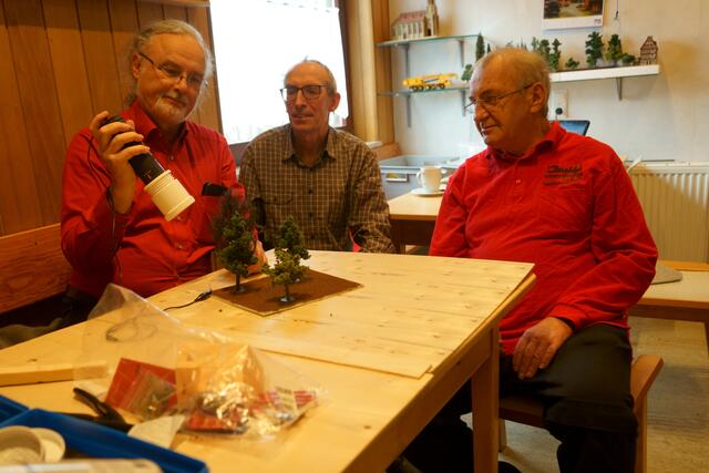 Wie im wahren Leben: Einer arbeitet und mindestens zwei beobachten "fachkundig"! | Foto: ECH - Helmut Epp