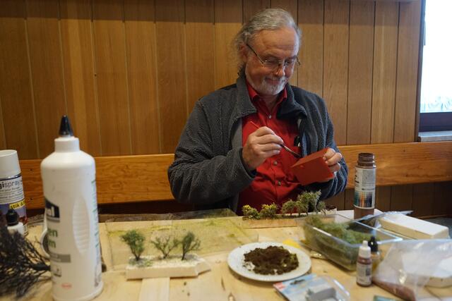 Beim "trimmen" und "verschmutzen" eines Dachs - unser Michael! | Foto: ECH - Helmut Epp