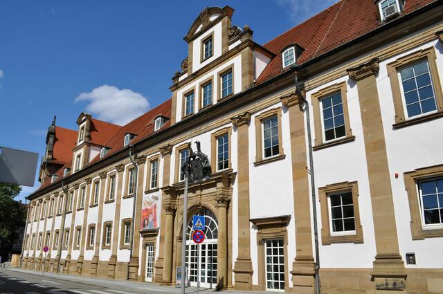 Behringerbau mit Zwerchgiebel, ionischen Pilastern und steinernen Fensterleibungen. | Foto: Daniela Somers