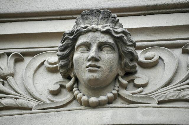 Am Haus Bahnhofstraße 27 ist diese Steinmetzkunst zu sehen. | Foto: Daniela Somers