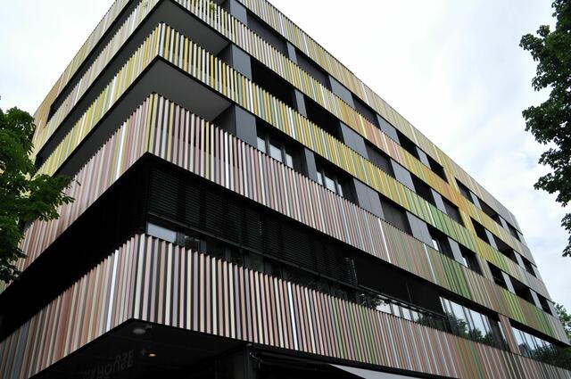 Marrahaus. Die Farben der Fassade wechseln je nach Blickwinkel | Foto: Daniela Somers