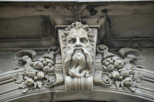Detailansicht von der Villa Münzing. Das Gebäude wurde mit vielen Köpfen geschmückt. | Foto: Daniela Somers